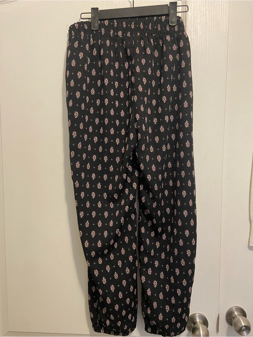 About A Girl Black Floral Print Elastic Waist pants size L inseam 23